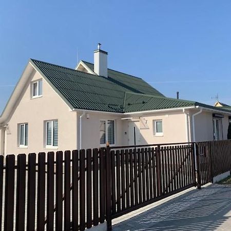Cozy Apartment In Karmelava Exterior photo